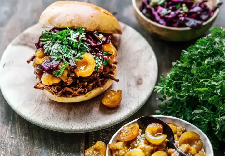 Burger gourmand avec effiloché de porc, abricots et chou rouge. Une explosion de saveurs !