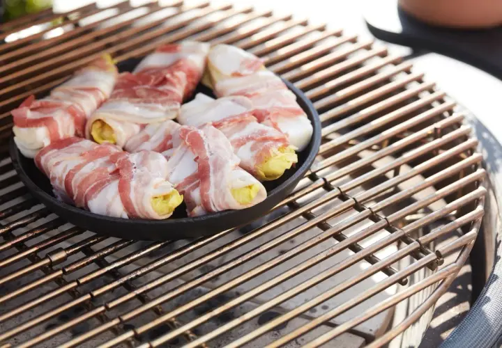 Endives enroulées de lard, prêtes pour une cuisson savoureuse sur le barbecue.