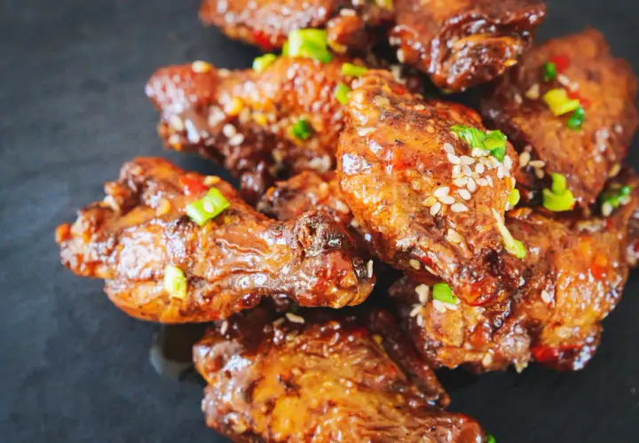 Ailes de poulet croustillantes, nappées d'une sauce sucrée et salée, garnies de graines de sésame et de ciboule. Un délice de marinade poulet.
