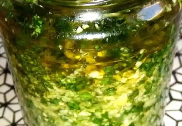 Un bocal rempli de persillade maison, prête à relever tous vos plats. Une recette simple et savoureuse.
