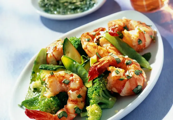 Une savoureuse salade pour accompagner des gambas grillées, garnie de brocolis, courgettes et pois gourmands.