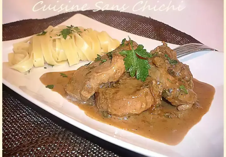 Délicieux filet mignon de porc en sauce, servi avec des pâtes fraîches. Une recette simple et savoureuse pour un repas réconfortant.