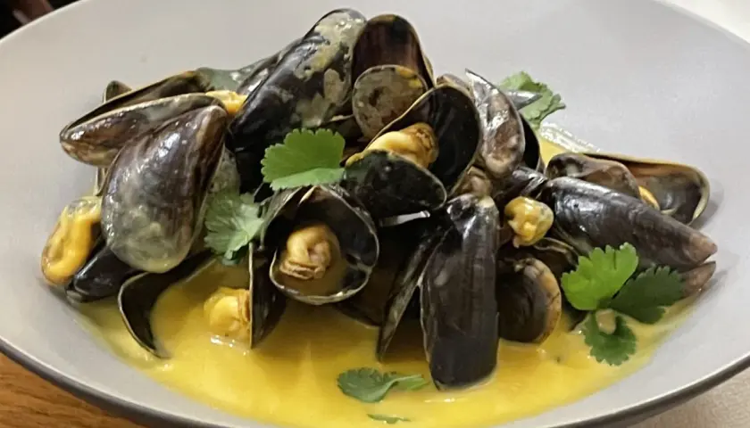 Moules à la crème, une recette simple et savoureuse. Les moules sont servies dans une sauce onctueuse, garnies de persil frais.
