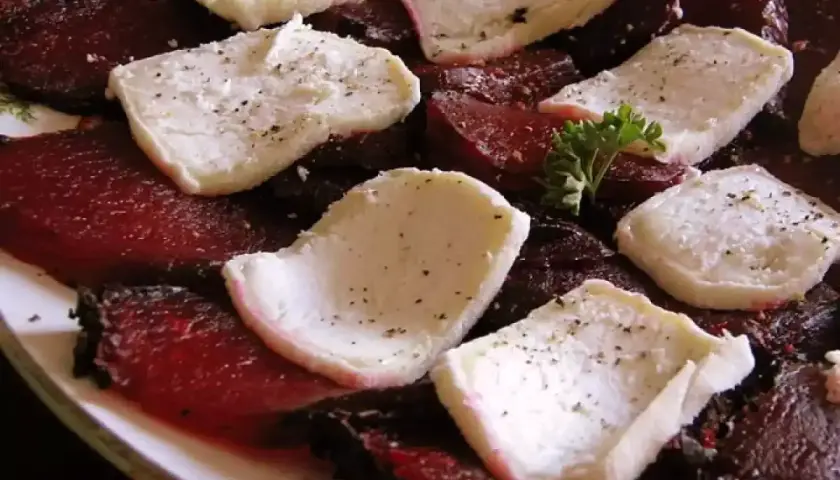 Tranches de betterave au barbecue, garnies de fromage de chèvre frais et d'herbes. Un délice estival.
