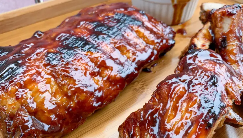 Délicieux ribs de porc laqués, prêts à être dégustés. Le temps de cuisson ribs parfait pour cette texture tendre et caramélisée.