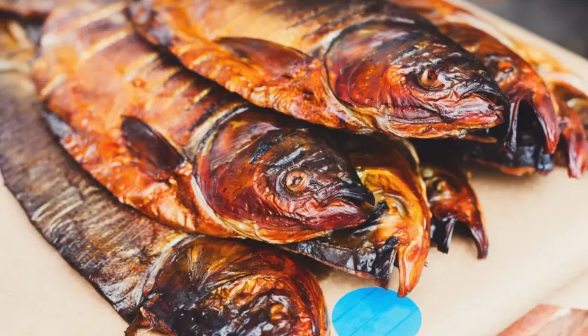 Poissons fumés, dorés et appétissants, prêts à être dégustés. Un délice de poisson au brasero.