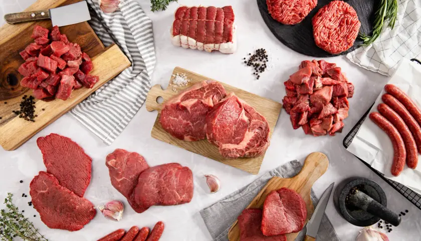 Assortiment de viande bovine : steaks, rôtis, cubes, saucisses et viande hachée. Parfait pour un repas de race bovine viande.