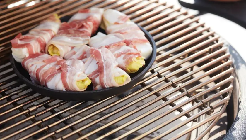 Endives enroulées de lard, prêtes pour une cuisson savoureuse sur le barbecue.