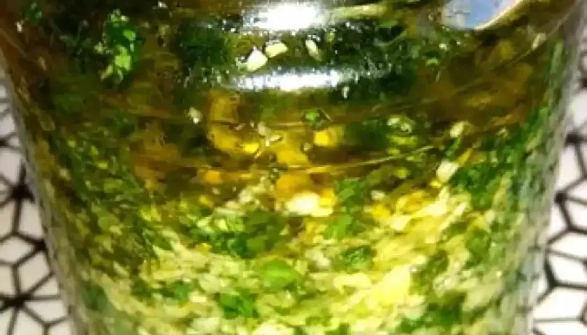 Un bocal rempli de persillade maison, prête à relever tous vos plats. Une recette simple et savoureuse.