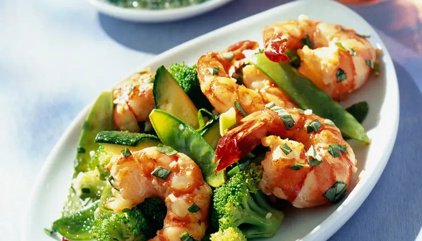 Une savoureuse salade pour accompagner des gambas grillées, garnie de brocolis, courgettes et pois gourmands.