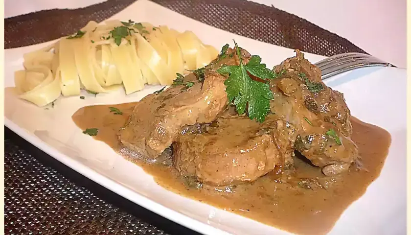 Délicieux filet mignon de porc en sauce, servi avec des pâtes fraîches. Une recette simple et savoureuse pour un repas réconfortant.