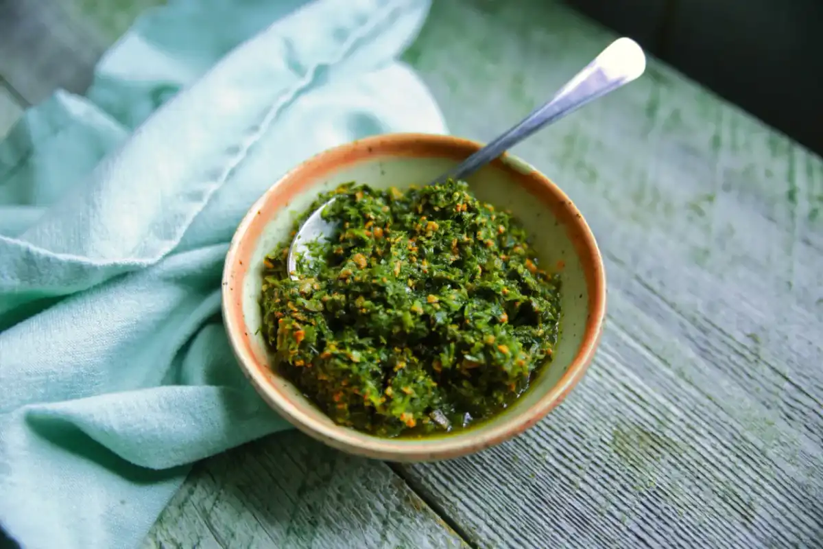 Pesto de fanes de carottes - la sauce fraîche pour le churrasco