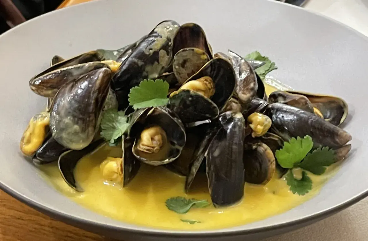 Moules à la crème, une recette simple et savoureuse. Les moules sont servies dans une sauce onctueuse, garnies de persil frais.