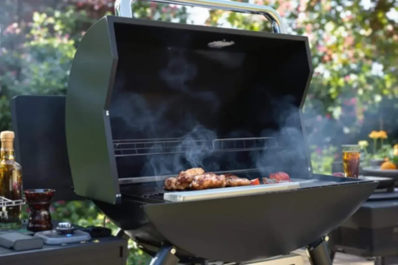 Viande et légumes grillés sur un brasero fumant. La réponse à la question : peut-on faire des grillades sur un brasero ? est oui !