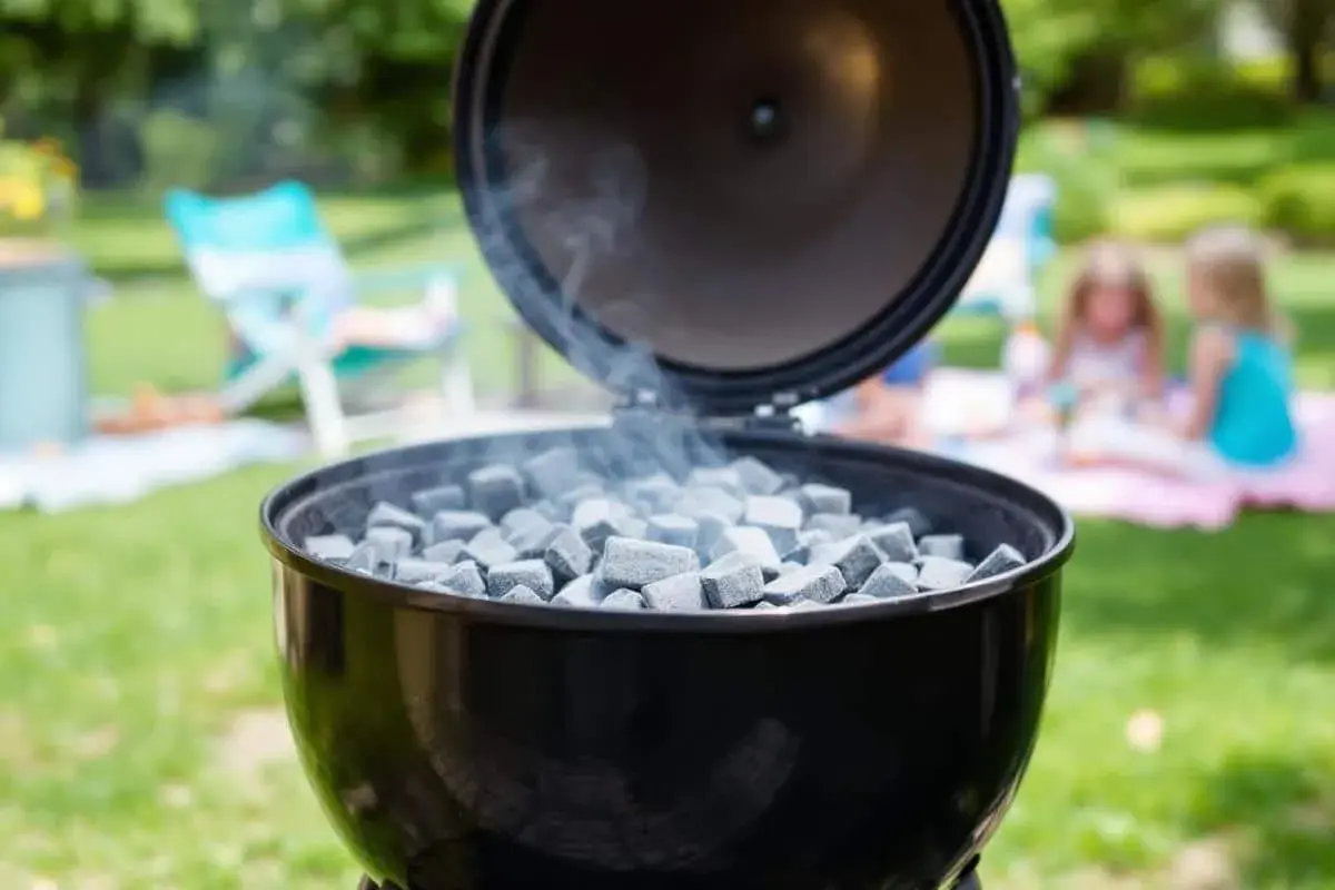 Charbon chaud dans un barbecue, prêt pour la prochaine cuisson. Que faire du charbon après un barbecue ? Attendre qu'il refroidisse.