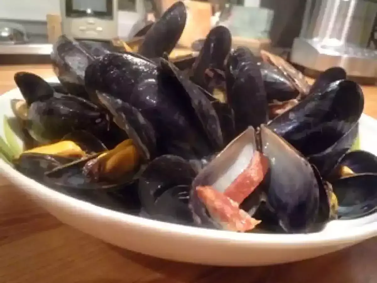 Un plat de moules poulette, fumantes et appétissantes, garnies de lardons croustillants. Un délice à partager.