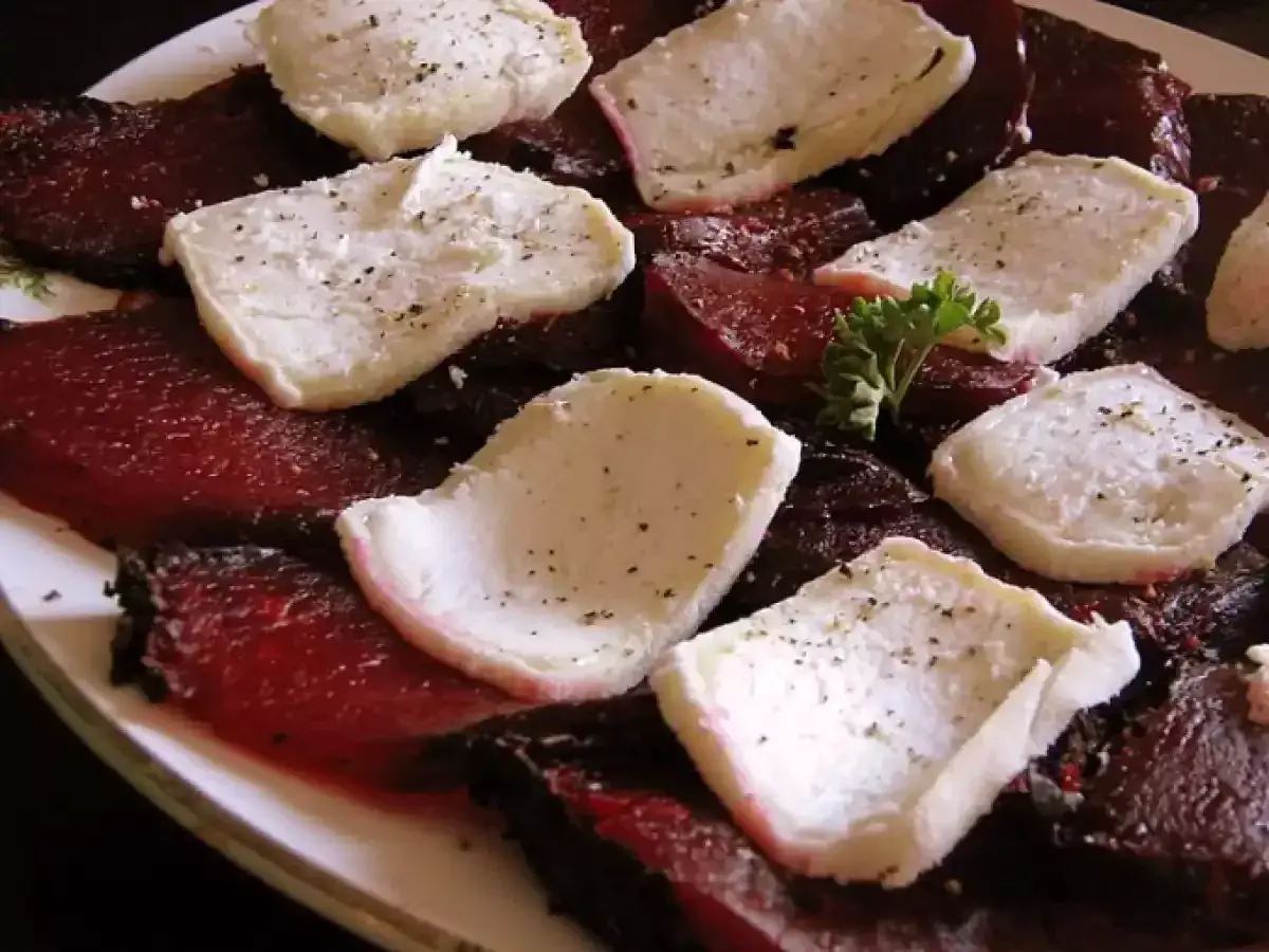 Tranches de betterave au barbecue, garnies de fromage de chèvre frais et d'herbes. Un délice estival.