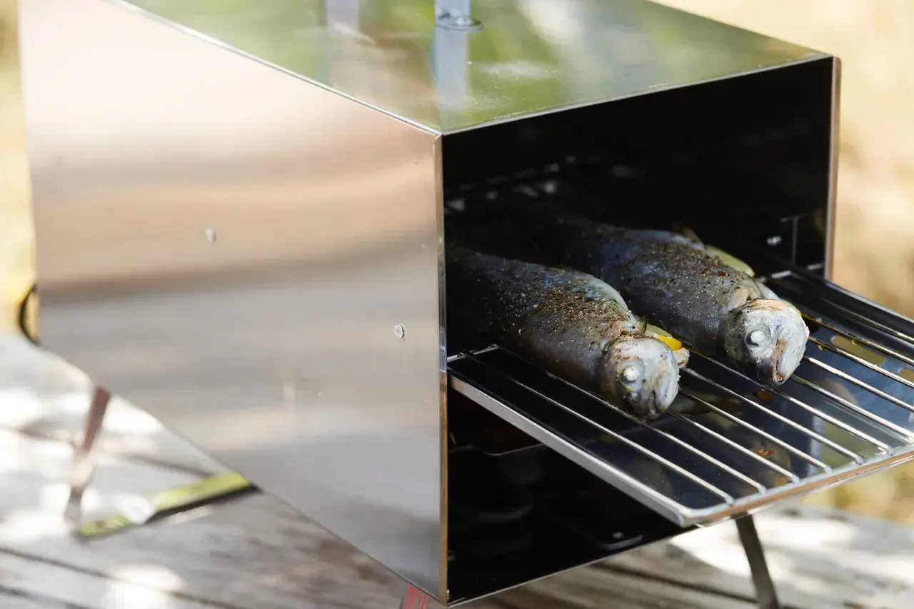 Deux truites assaisonnées sur une grille, prêtes à fumer du romarin pour un goût savoureux.