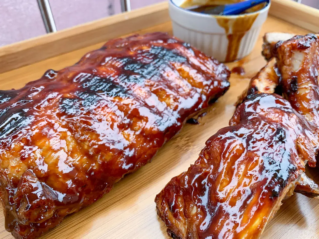 Délicieux ribs de porc laqués, prêts à être dégustés. Le temps de cuisson ribs parfait pour cette texture tendre et caramélisée.
