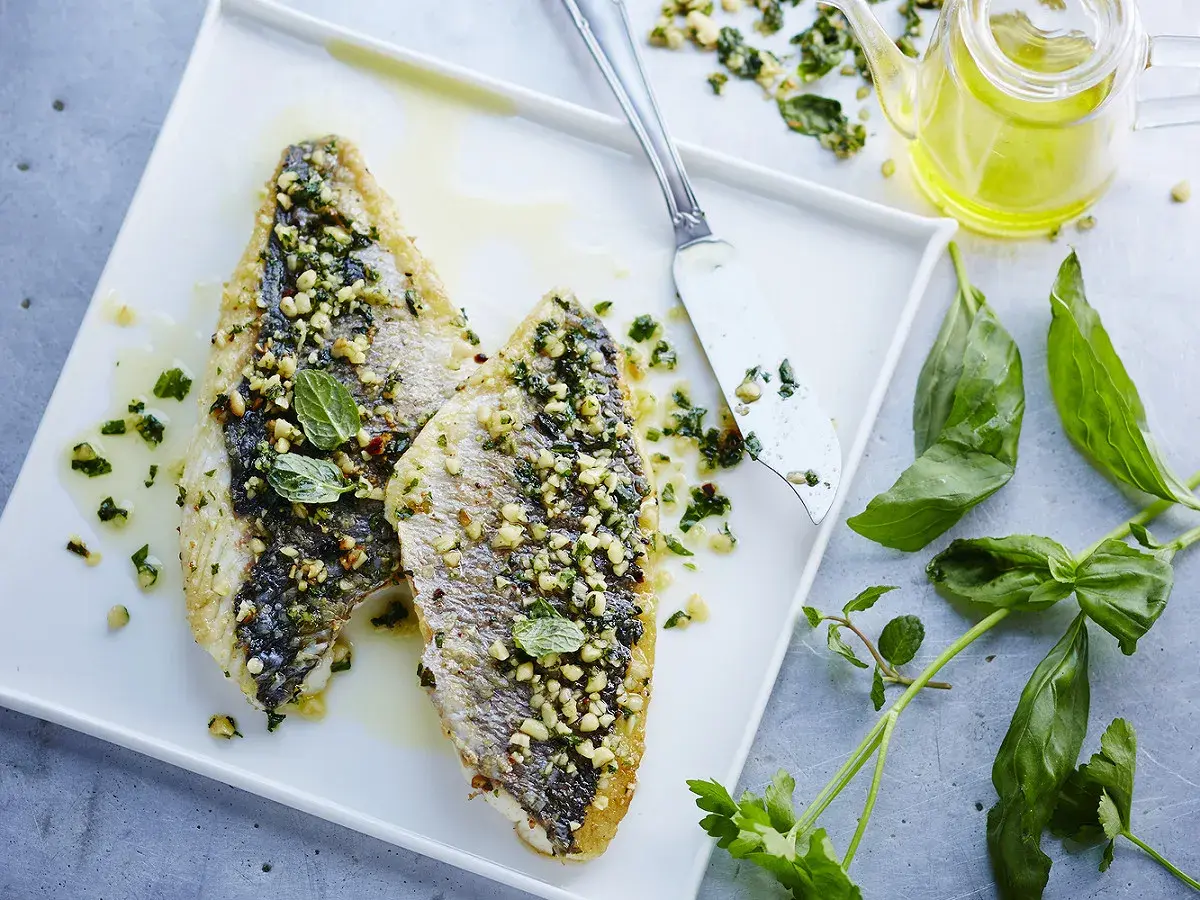 Dorade à la plancha, croustillante et savoureuse, prête à être dégustée. Le temps de cuisson est parfait pour cette recette.