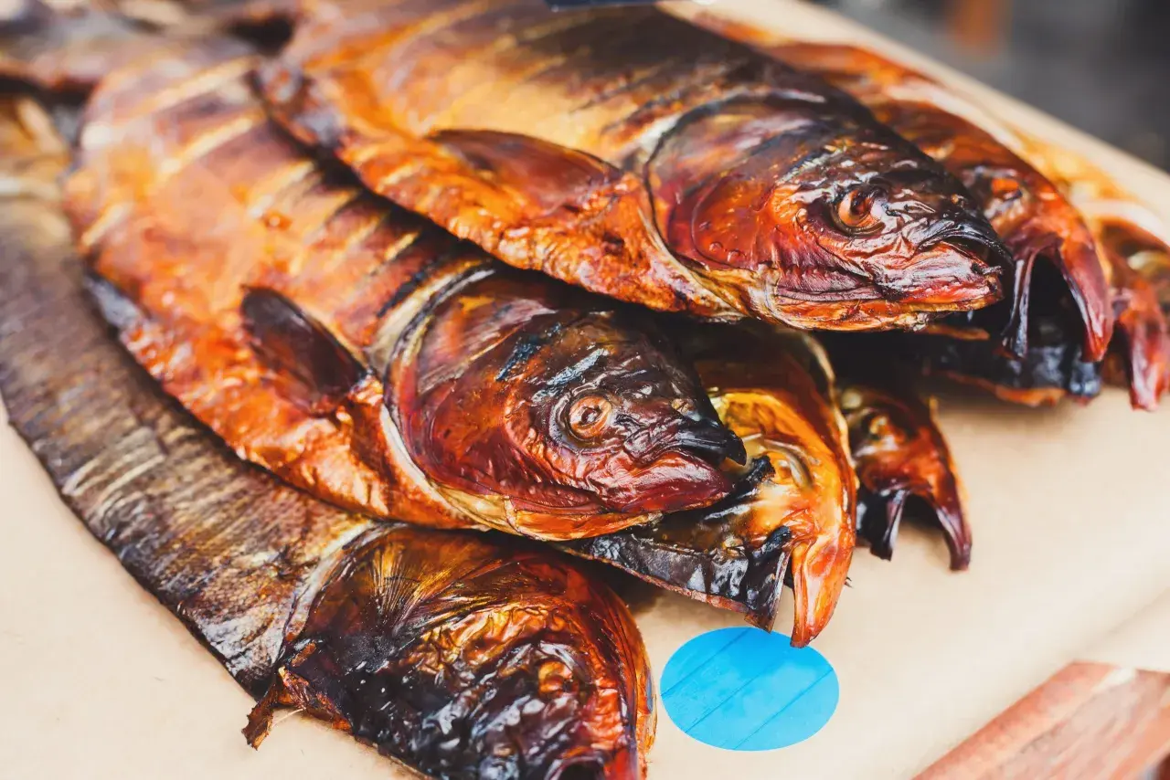 Poissons fumés, dorés et appétissants, prêts à être dégustés. Un délice de poisson au brasero.
