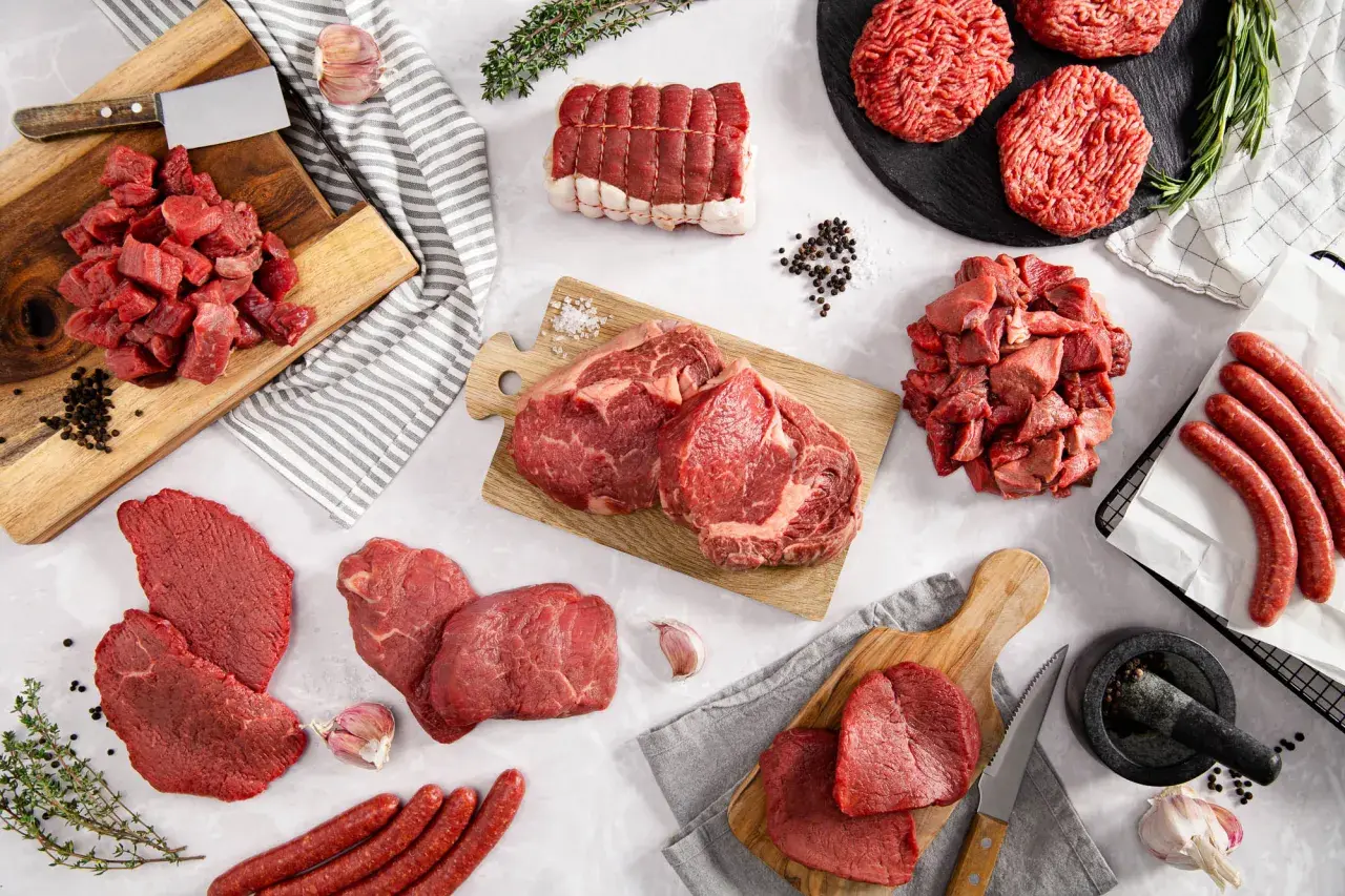 Assortiment de viande bovine : steaks, rôtis, cubes, saucisses et viande hachée. Parfait pour un repas de race bovine viande.