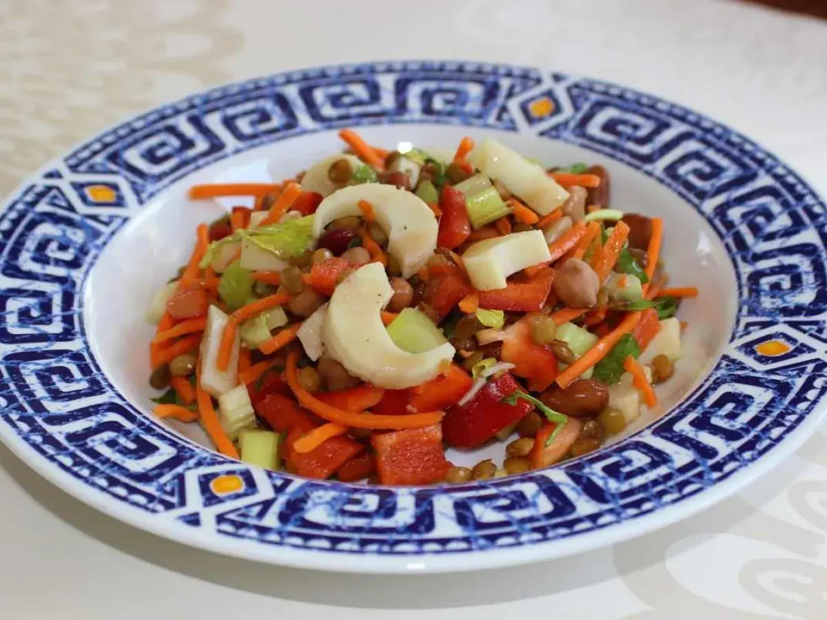 Salade colorée avec des cœurs de palmier, carottes râpées, lentilles et poivrons rouges. Un délice frais et sain.