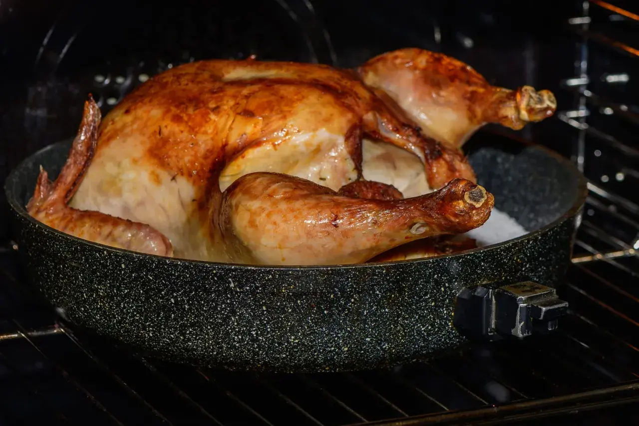 Un poulet crapaudine doré et juteux cuit dans un plat au four, prêt à être dégusté.