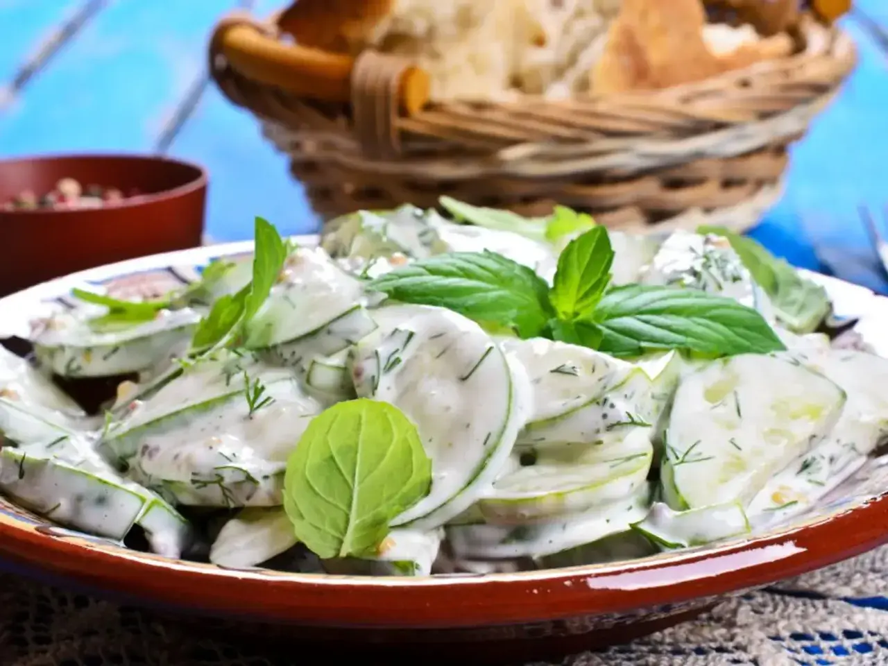 Salade fraîche de concombre à la crème, garnie de menthe et d'aneth. Parfait pour accompagner un concombre au barbecue.