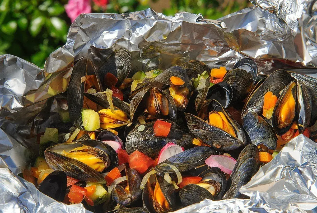 Moules au barbecue vin blanc, cuites en papillote avec des légumes croquants. Un délice estival !