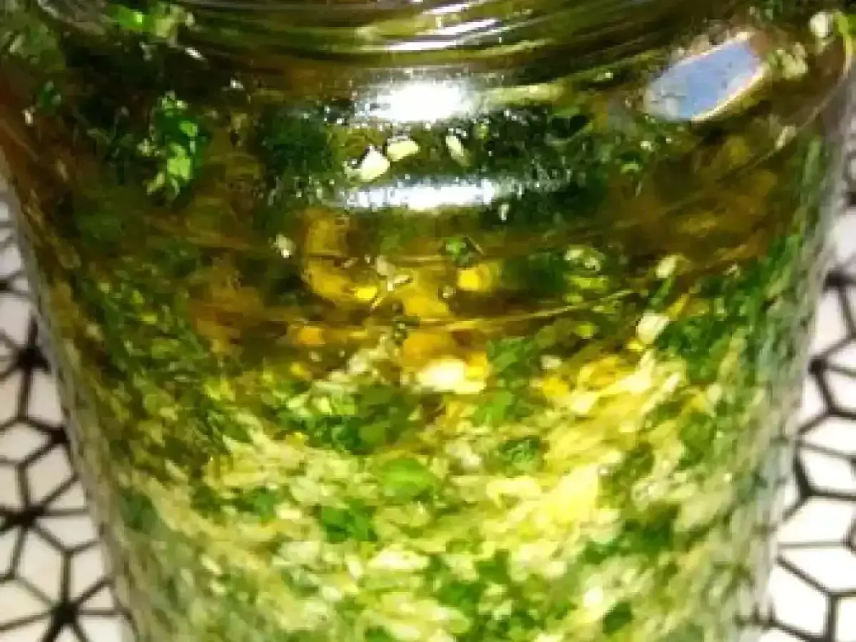 Un bocal rempli de persillade maison, prête à relever tous vos plats. Une recette simple et savoureuse.