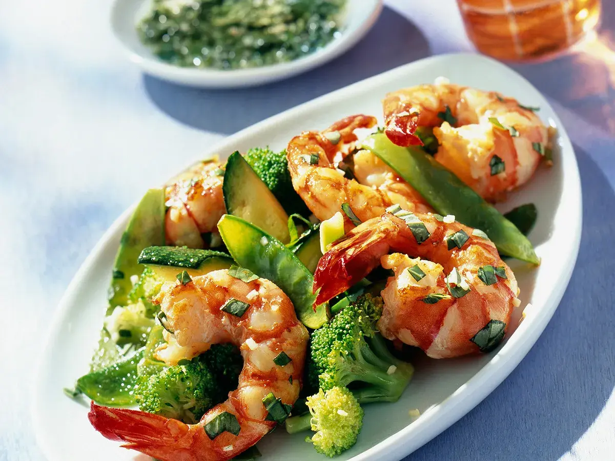 Une savoureuse salade pour accompagner des gambas grillées, garnie de brocolis, courgettes et pois gourmands.