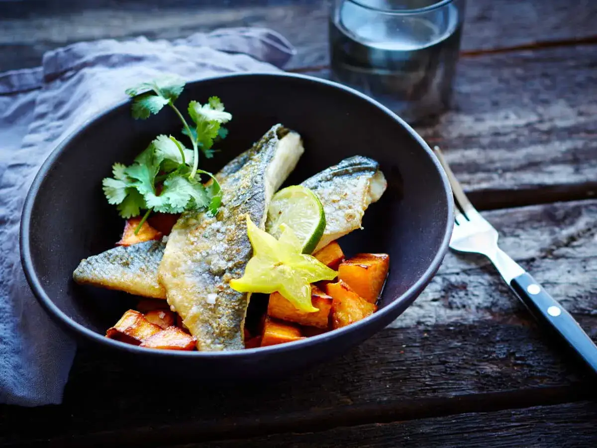 Dorade à la plancha, croustillante et savoureuse, servie avec des dés de patate douce. Le temps de cuisson est parfait pour ce plat.
