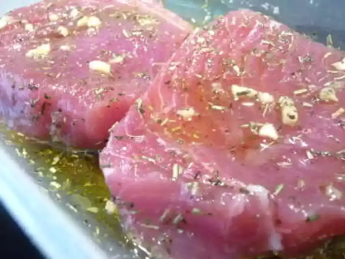 Deux pav&eacute;s de thon crus, marin&eacute;s dans de l'huile d'olive, de l'ail et des herbes. Parfait pour une recette de pav&eacute; de thon savoureuse.