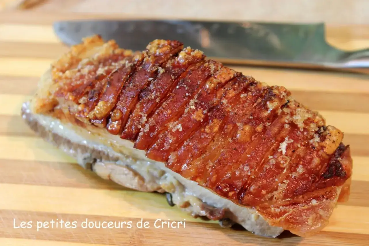Poitrine de porc croustillante, prête pour une délicieuse recette. La peau dorée et craquante promet un vrai régal.