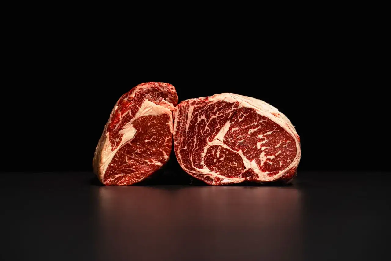 Deux belles pièces de bœuf Rubia Gallega, marbrées et prêtes à être dégustées.