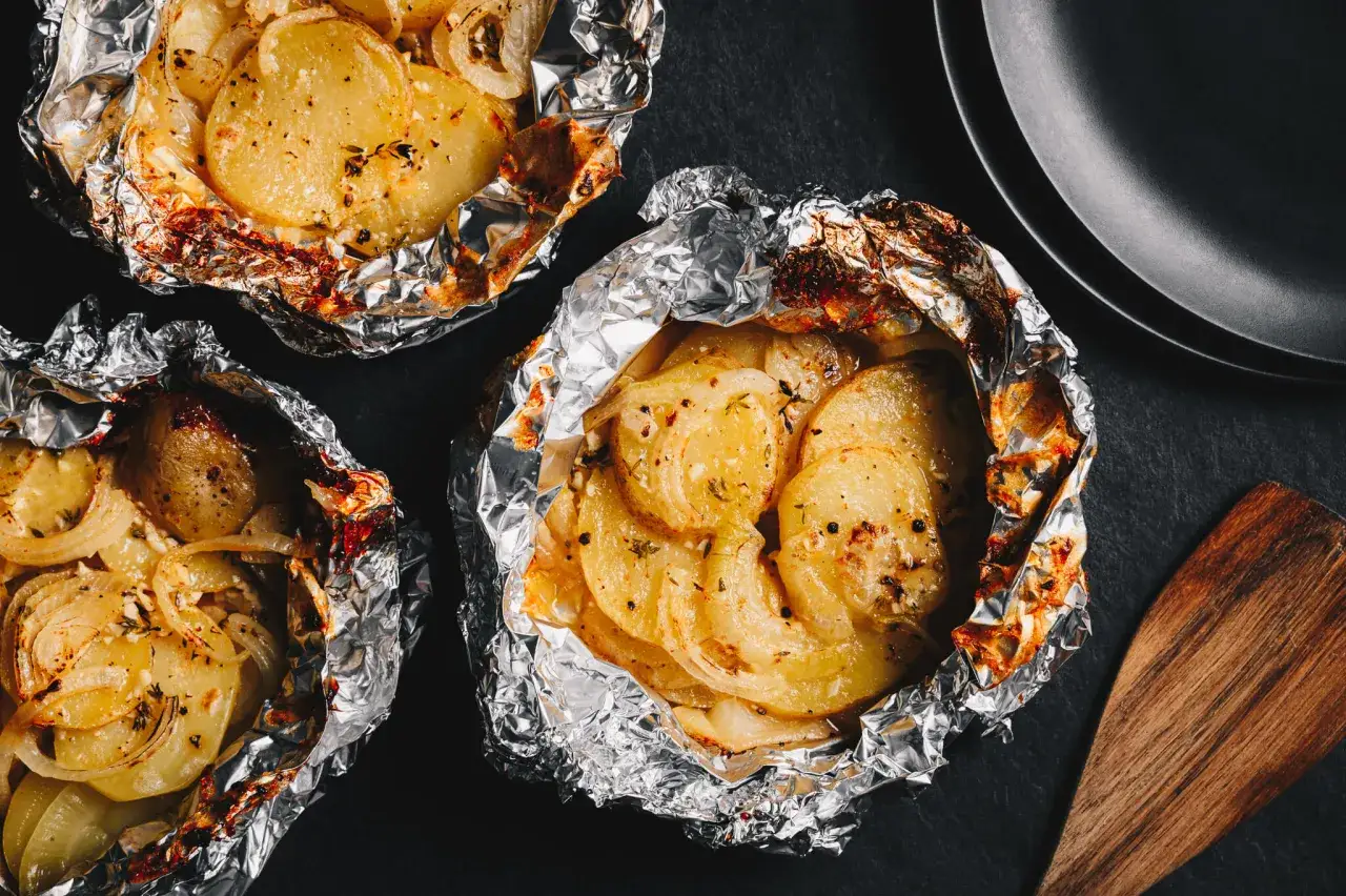 Pommes de terre et oignons en papillote, parfaites pour un barbecue. Le temps cuisson est idéal pour ce plat savoureux.