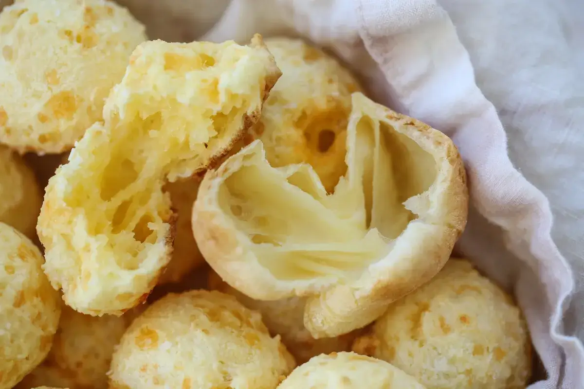 Pao de queijo, ces petites boules dorées et aérées, révèlent leur cœur moelleux et filant. Un délice à savourer !