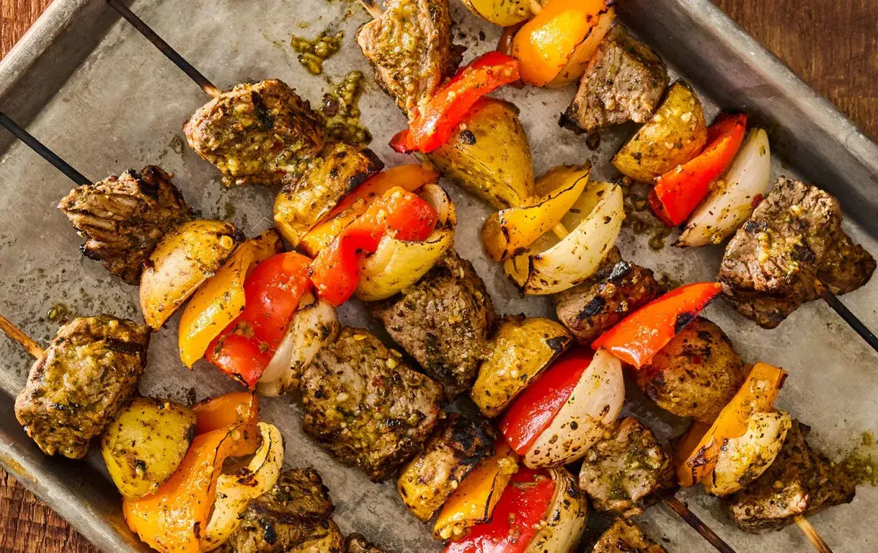 Brochettes de bœuf et de légumes colorés, prêtes pour un barbecue rapide.