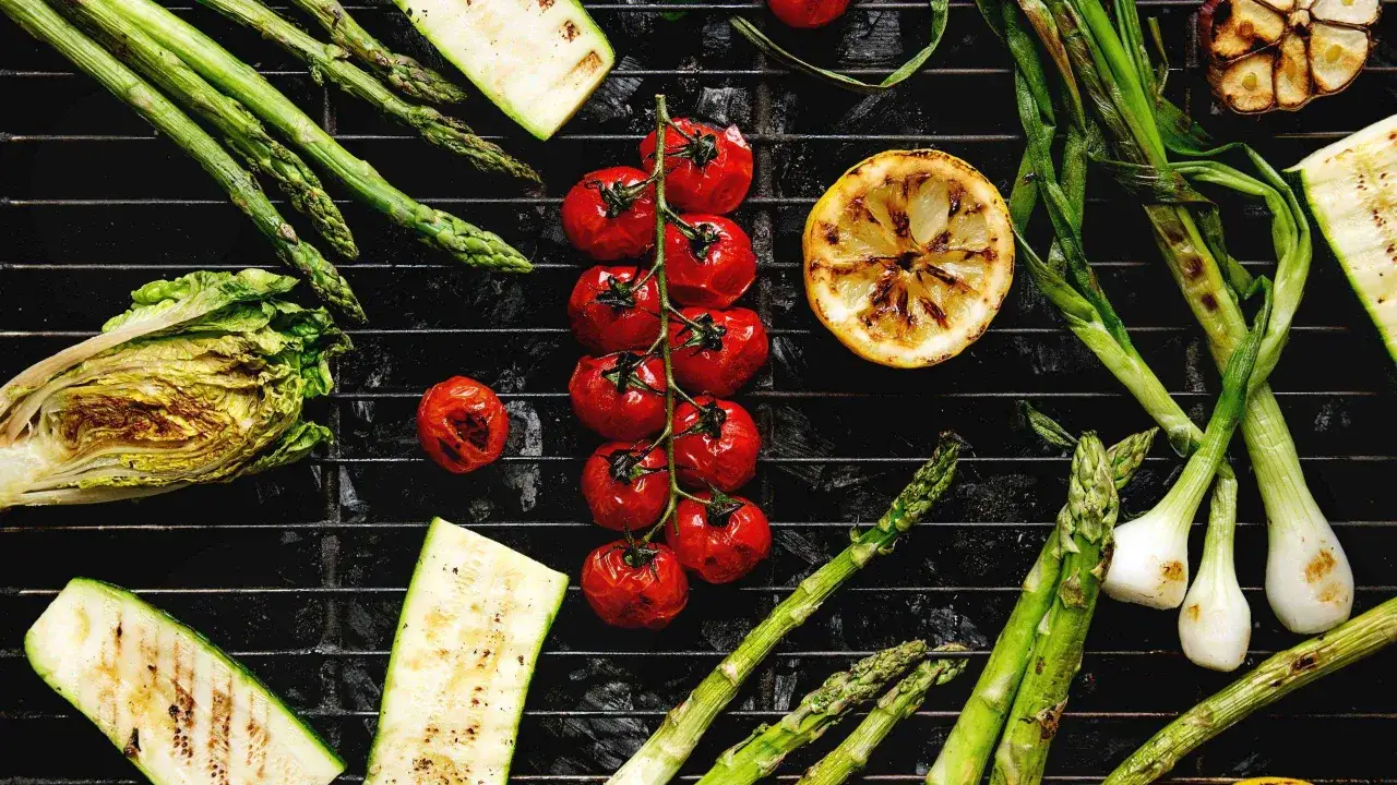 L&eacute;gumes au barbecue charbon de bois : asperges, tomates cerises, courgettes, oignons nouveaux, citron et chou grill&eacute;s.