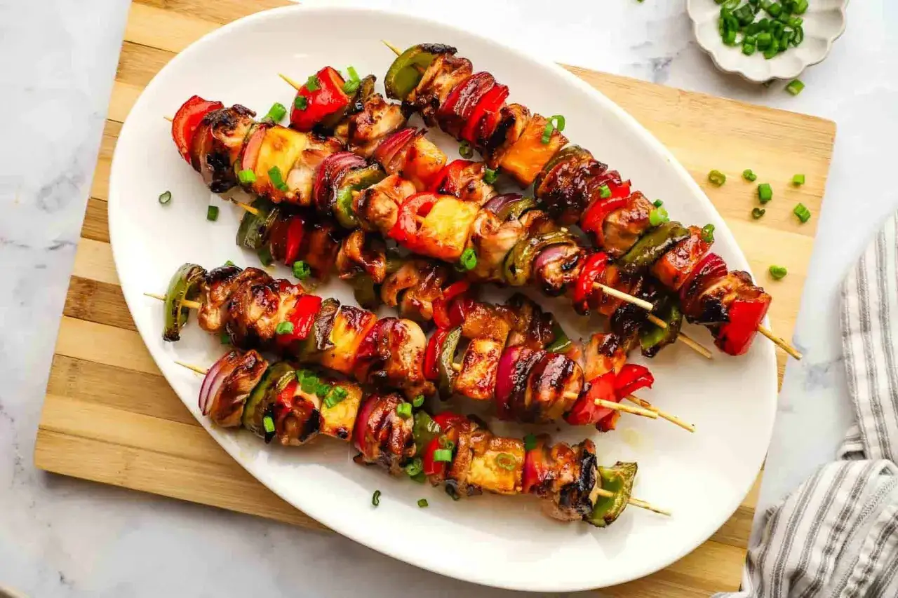 Brochettes de poulet et l&eacute;gumes color&eacute;s, un d&eacute;lice pour un barbecue sain.