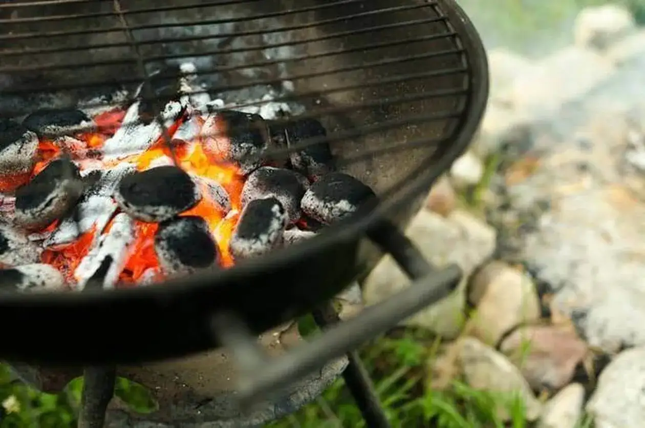 Braises rougeoyantes dans un barbecue. Que faire du charbon après un barbecue ? Laissez refroidir complètement avant de jeter.