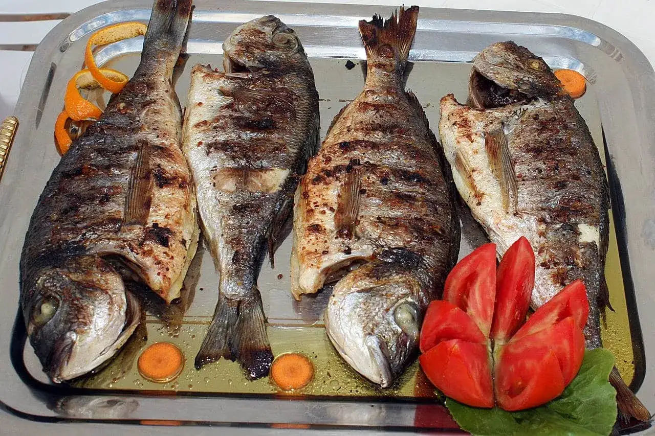 Dorades grill&eacute;es sur barbecue Weber, parfaites pour un repas savoureux. Le temps de cuisson est id&eacute;al pour cette recette.