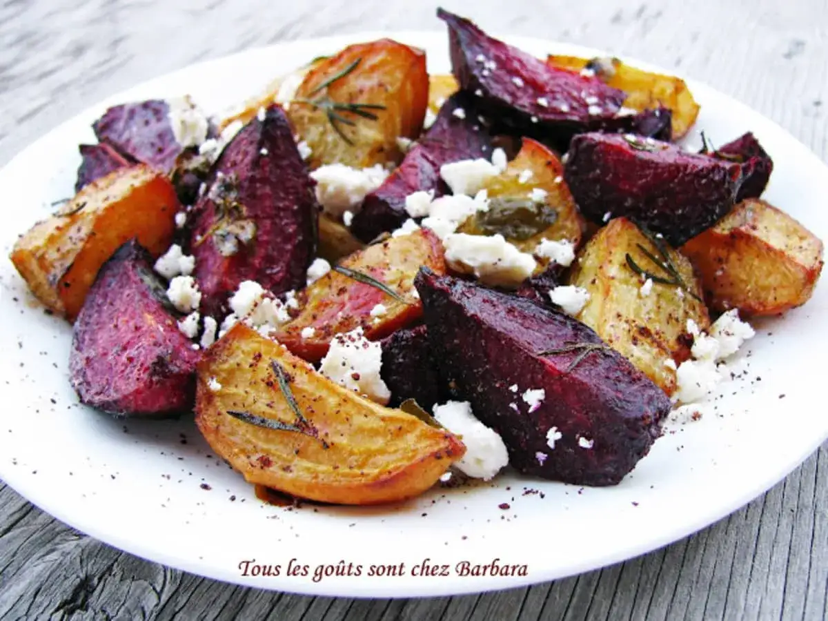 Betterave au barbecue, coupée en quartiers, parsemée de feta émiettée et de romarin. Un délice coloré et savoureux.