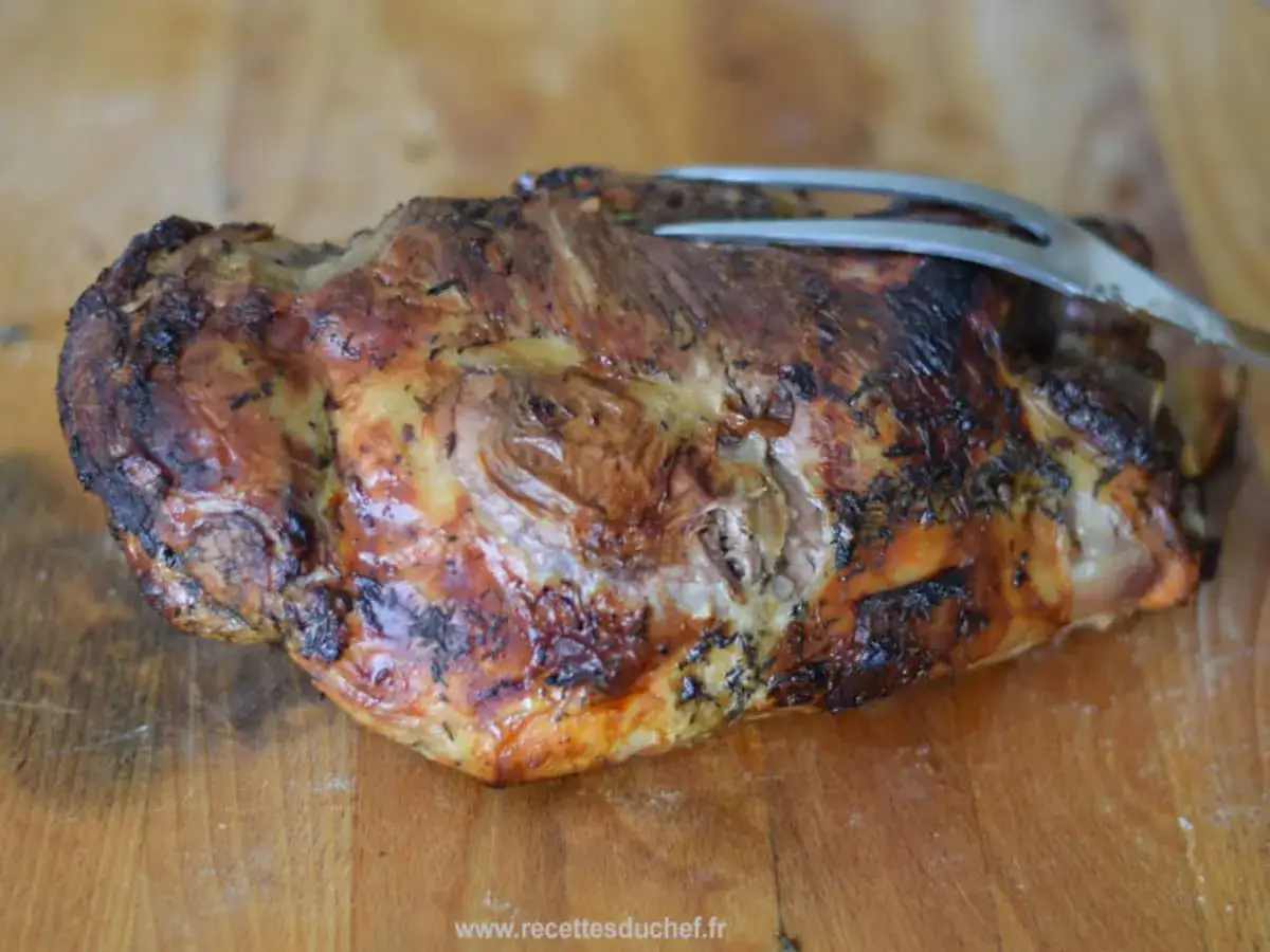 Tranche de gigot d'agneau au barbecue, dorée et juteuse, prête à être dégustée. Le temps de cuisson parfait pour un plat savoureux.
