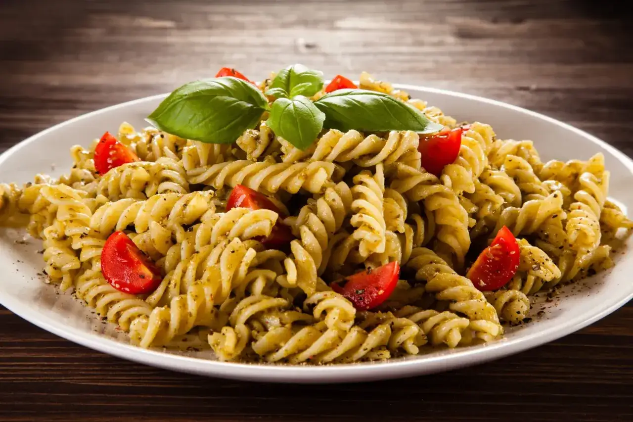 Fusilli au pesto, tomates cerises et basilic frais. Une délicieuse recette italienne simple et savoureuse.