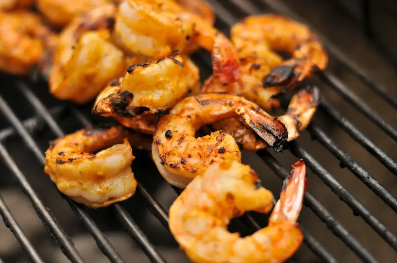 Gambas grillées, dorées et légèrement caramélisées, prêtes à être dégustées. Parfaites avec une marinade pour gambas au barbecue.