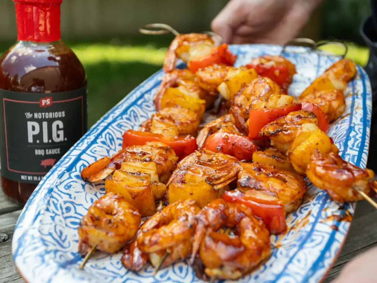 Brochettes de crevettes et poivrons rouges, napp&eacute;es d'une sauce barbecue 