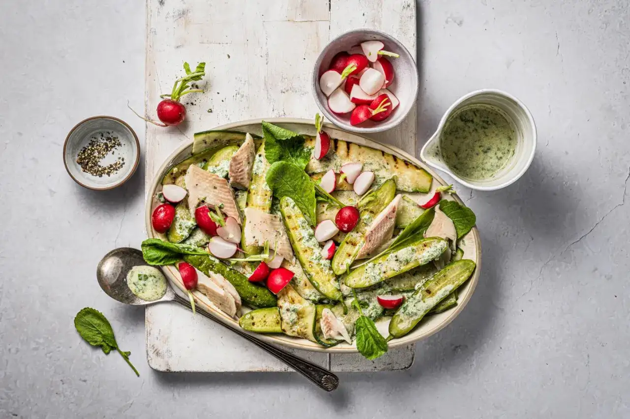Salade estivale de concombre au barbecue, poisson, radis et sauce verte. Un délice frais et léger pour les beaux jours.