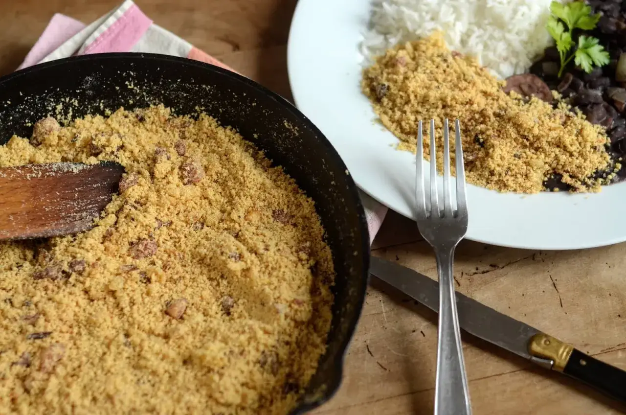 Farofa de mandioca, un accompagnement croustillant pour votre recette manioc. Servi avec du riz et des haricots noirs.
